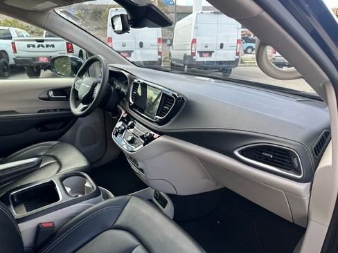 Used 2024 Chrysler Pacifica Limited FWD image 17