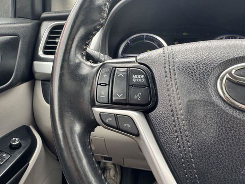 Used 2019 Toyota Highlander XLE AWD/4WD image 18