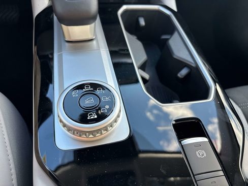 New 2025 Mitsubishi Outlander SE image 12