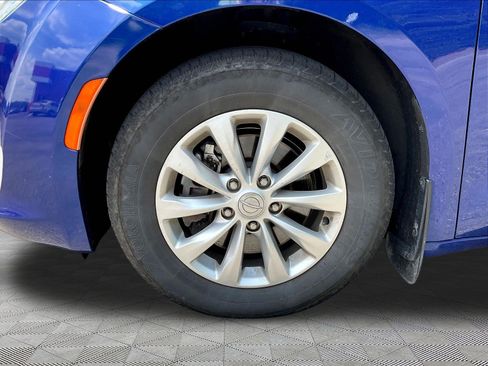 Used 2019 Chrysler Pacifica Touring Plus FWD image 33