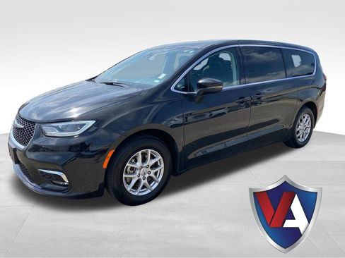 Used 2023 Chrysler Pacifica Touring-L FWD image 1