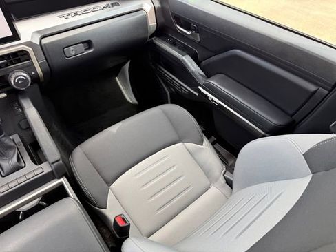 Used 2025 Toyota Tacoma TRD Sport AWD/4WD image 27