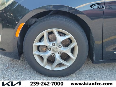 Used 2017 Chrysler Pacifica Touring-L Plus w/ Advanced Safetytec Group FWD image 4