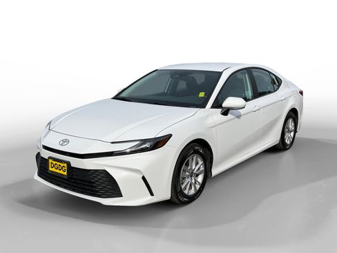 Used 2025 Toyota Camry LE image 1