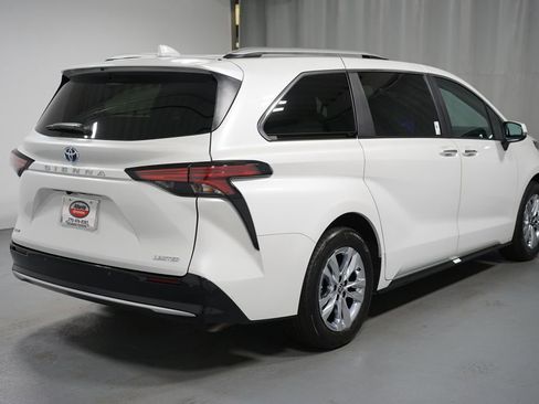 Used 2025 Toyota Sienna Limited image 8