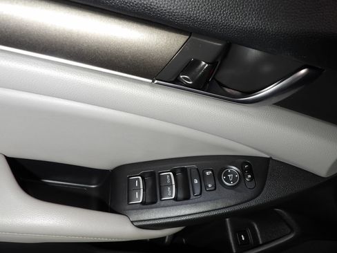 Used 2018 Honda Accord LX image 9