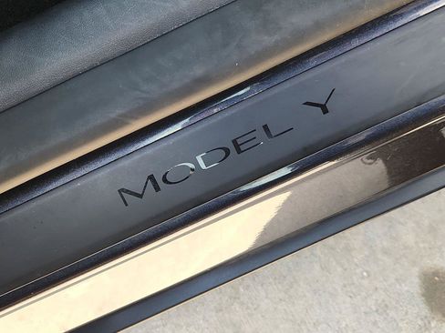 Used 2024 Tesla Model Y Long Range AWD/4WD image 31