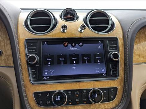 Used 2019 Bentley Bentayga AWD/4WD image 28