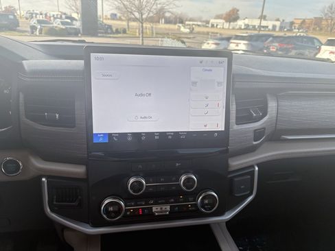 Used 2024 Ford Expedition Limited image 12