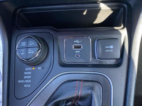 Used 2023 Jeep Cherokee Trailhawk AWD/4WD image 13