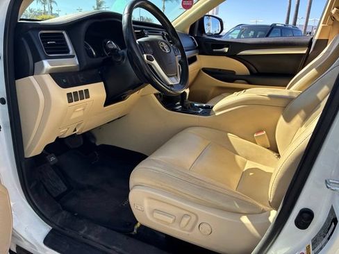 Used 2017 Toyota Highlander XLE w/ Carpet Mat Package AWD/4WD image 6