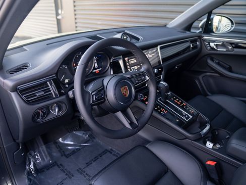 Certified 2026 Porsche Macan AWD/4WD image 4