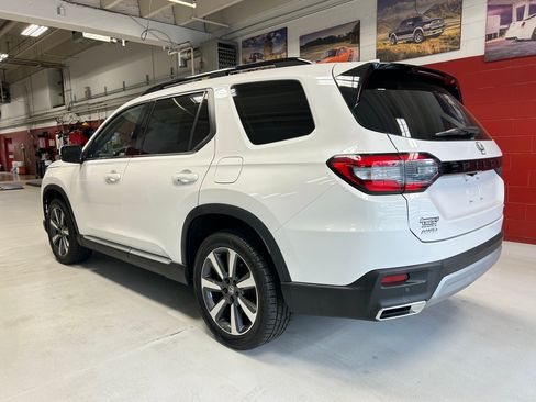 Used 2025 Honda Pilot Touring image 5