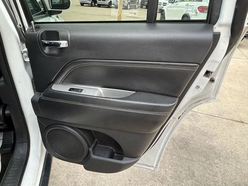 Used 2016 Jeep Compass Latitude FWD image 15
