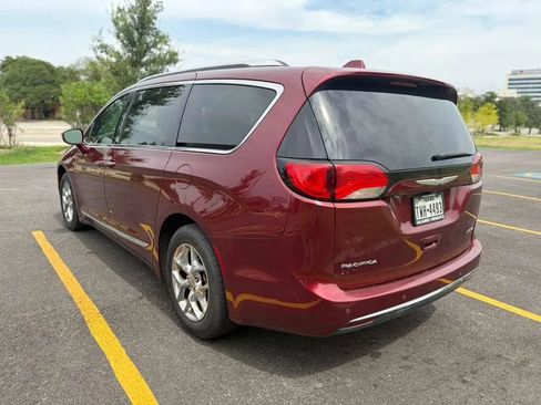 Used 2017 Chrysler Pacifica Limited w/ UConnect Theater Package FWD image 4