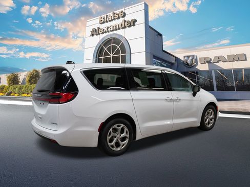 Used 2024 Chrysler Pacifica Limited image 3