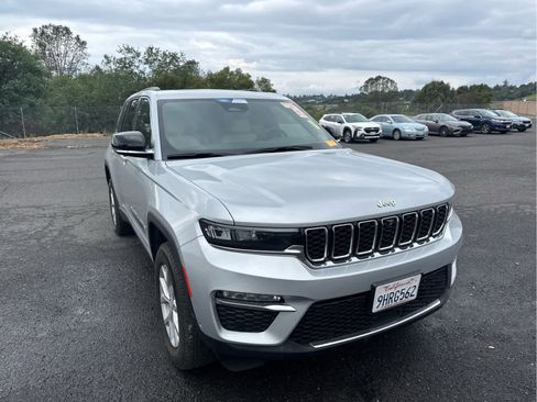 Used 2023 Jeep Grand Cherokee Limited w/ Luxury Tech Group II image 3