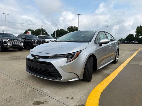 Used 2023 Toyota Corolla LE w/ Carpet Mat Package (TMS) FWD image 2