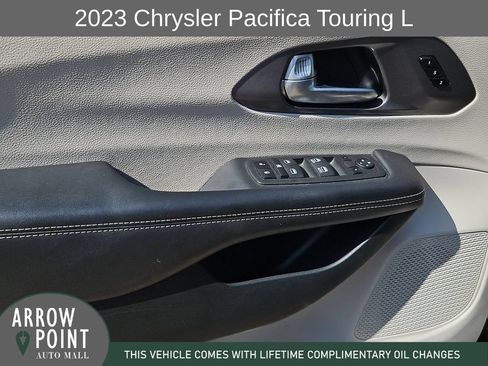 Used 2023 Chrysler Pacifica Touring-L FWD image 21