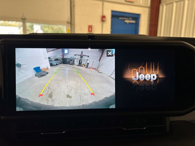 Used 2024 Jeep Wrangler Unlimited AWD/4WD image 31