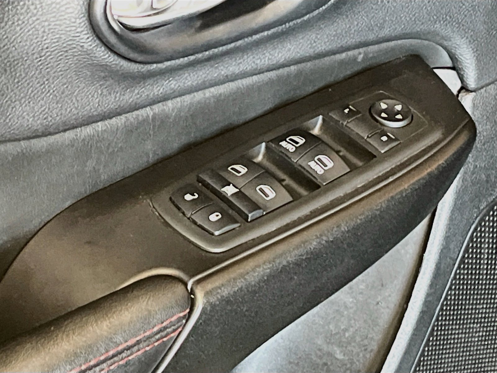 Used 2019 Jeep Cherokee Trailhawk w/ Cold Weather Group AWD/4WD image 18