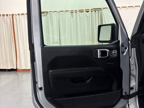 Used 2024 Jeep Wrangler Unlimited Sahara AWD/4WD image 16