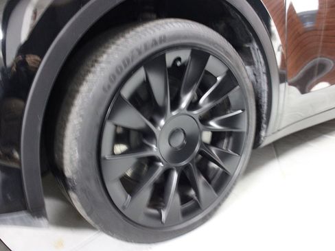 Used 2023 Tesla Model Y 2WD image 5