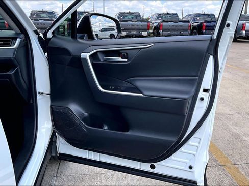 Certified 2021 Toyota RAV4 XLE Premium image 23