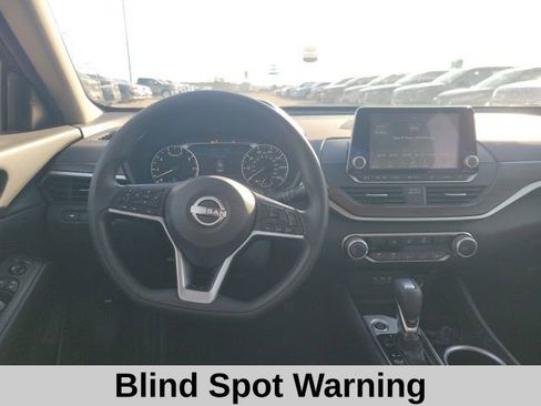 Used 2024 Nissan Altima 2.5 SV image 4
