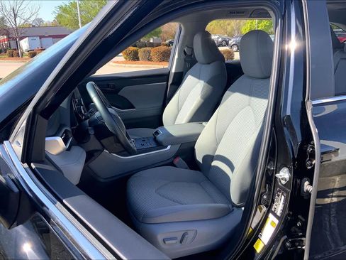 Used 2023 Toyota Highlander LE AWD/4WD image 8