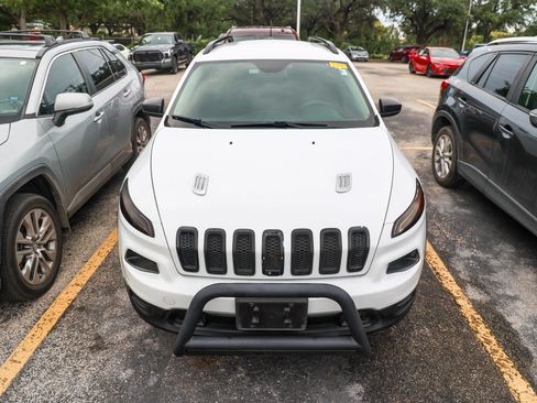 Used 2017 Jeep Cherokee Sport FWD image 5