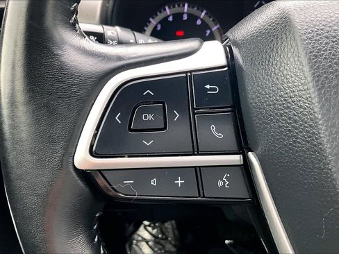 Used 2022 Toyota Highlander LE image 17