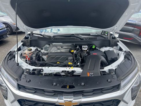 Used 2025 Chevrolet Trax LT FWD image 32