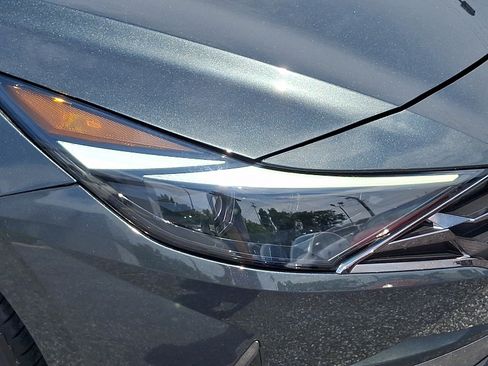 Used 2022 Hyundai Elantra Limited w/ Preferred Accessory Package FWD image 9