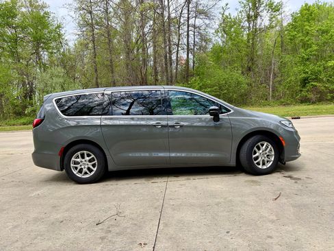 Used 2025 Chrysler Pacifica Select FWD image 7