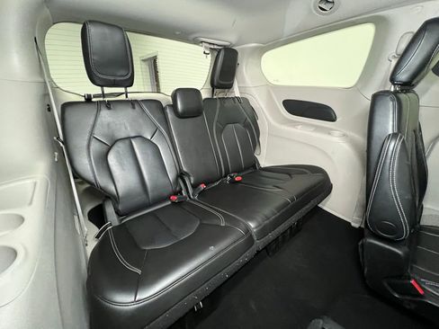 Used 2024 Chrysler Pacifica Touring-L image 9