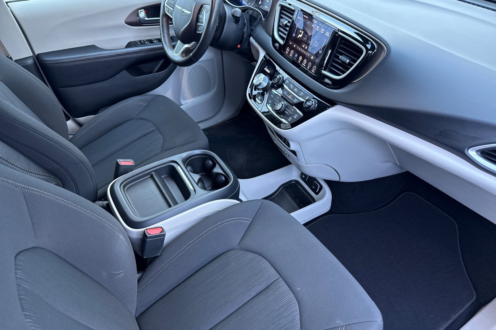 Used 2019 Chrysler Pacifica Touring Plus w/ Advanced Safetytec Group FWD image 19