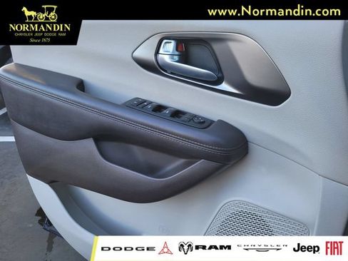Used 2017 Chrysler Pacifica LX FWD image 14