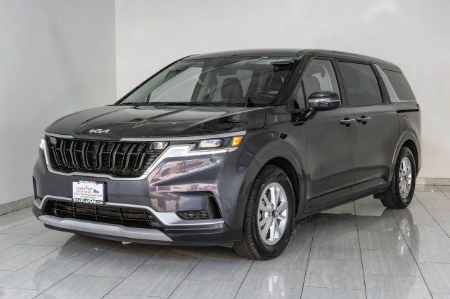 Used 2023 Kia Carnival LX FWD image 4