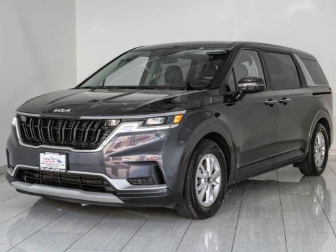 Used 2023 Kia Carnival LX FWD image 4