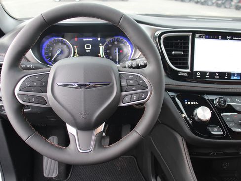 New 2026 Chrysler Pacifica Pinnacle image 8