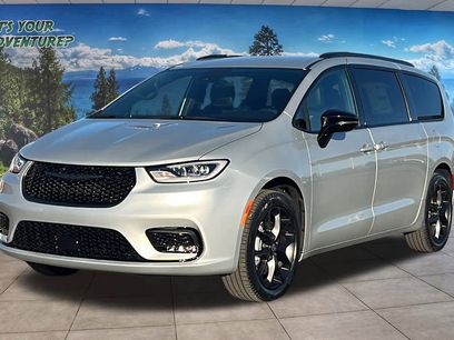 New 2026 Chrysler Pacifica Select
