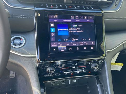 New 2025 Jeep Grand Cherokee Altitude image 7