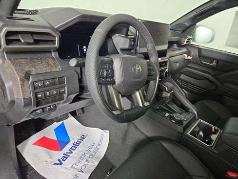 Used 2025 Toyota Tacoma Limited AWD/4WD image 15