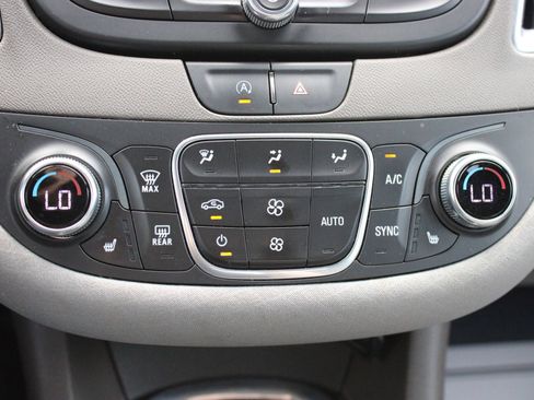 Used 2021 Chevrolet Malibu LT FWD image 38