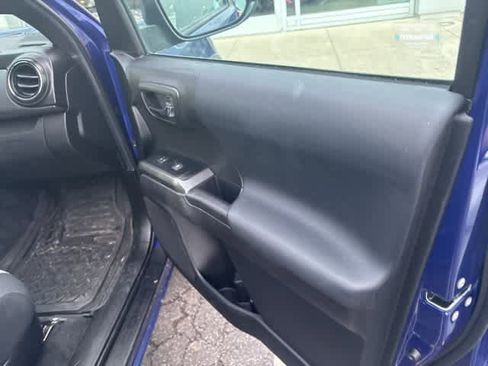 Used 2022 Toyota Tacoma TRD Off-Road image 15