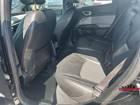 Used 2024 Jeep Compass Latitude image 9