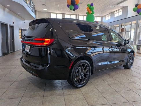 New 2026 Chrysler Pacifica Limited w/ S Appearance Package image 3