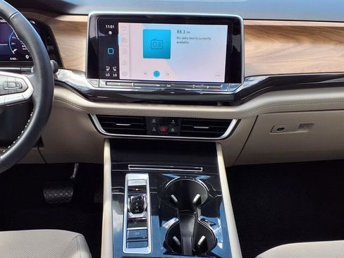 Used 2025 Volkswagen Atlas SE FWD image 9