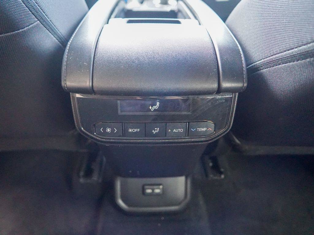 Used 2022 Toyota Highlander LE AWD/4WD image 12
